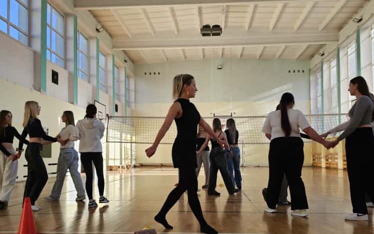 Polonez na nowo. Warsztaty „Ludowo na jazzowo” w ZSB Słupsk